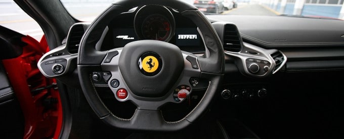 Contratar una experiencia conducir un Ferrari